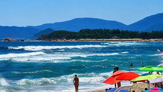 Si tuffa con il mare agitato e la bandiera rossa, uomo trascinato al largo: salvato dal bagnino