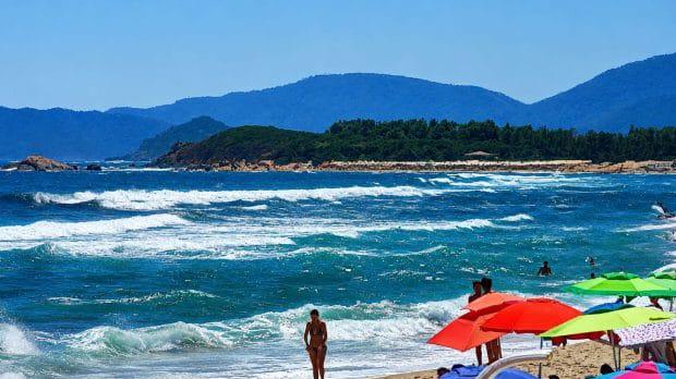 Si tuffa con il mare agitato e la bandiera rossa, uomo trascinato al largo: salvato dal bagnino