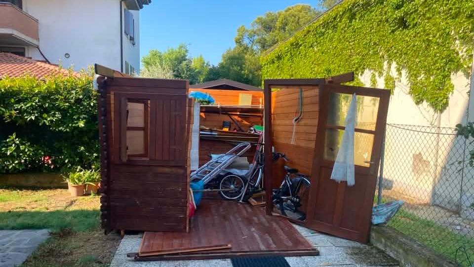 Sabato notte di danni e disagi in provincia di Ferrara: cadono alberi e i tetti volano via