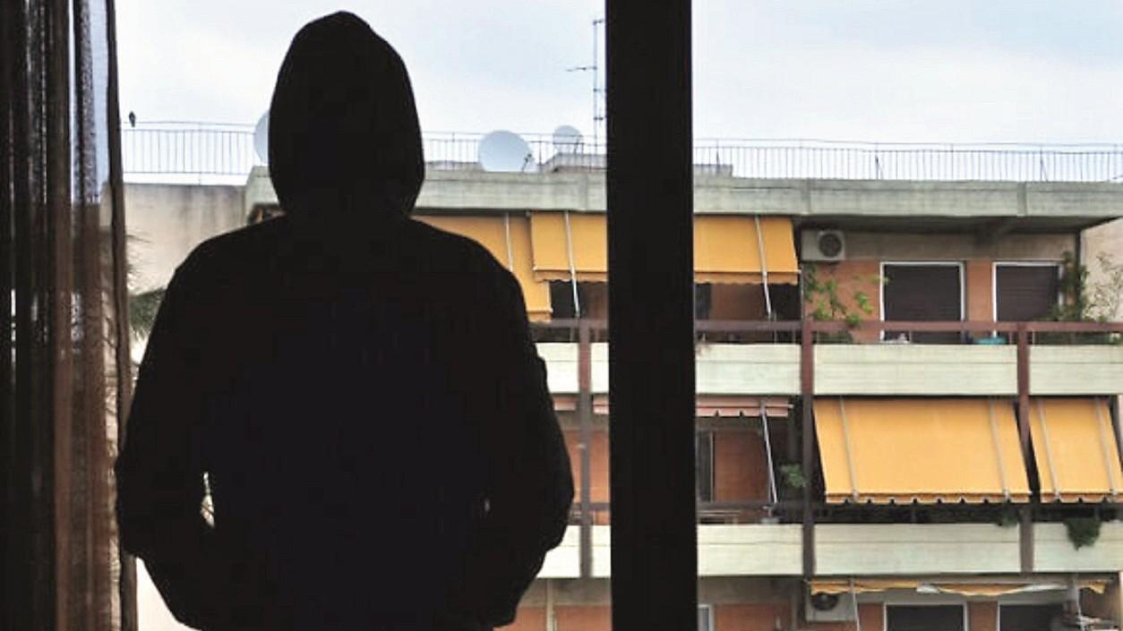 Interiora di pesce, sputi e urina dai balconi: dopo due anni di terrore in condominio arriva la sentenza – Cosa è successo