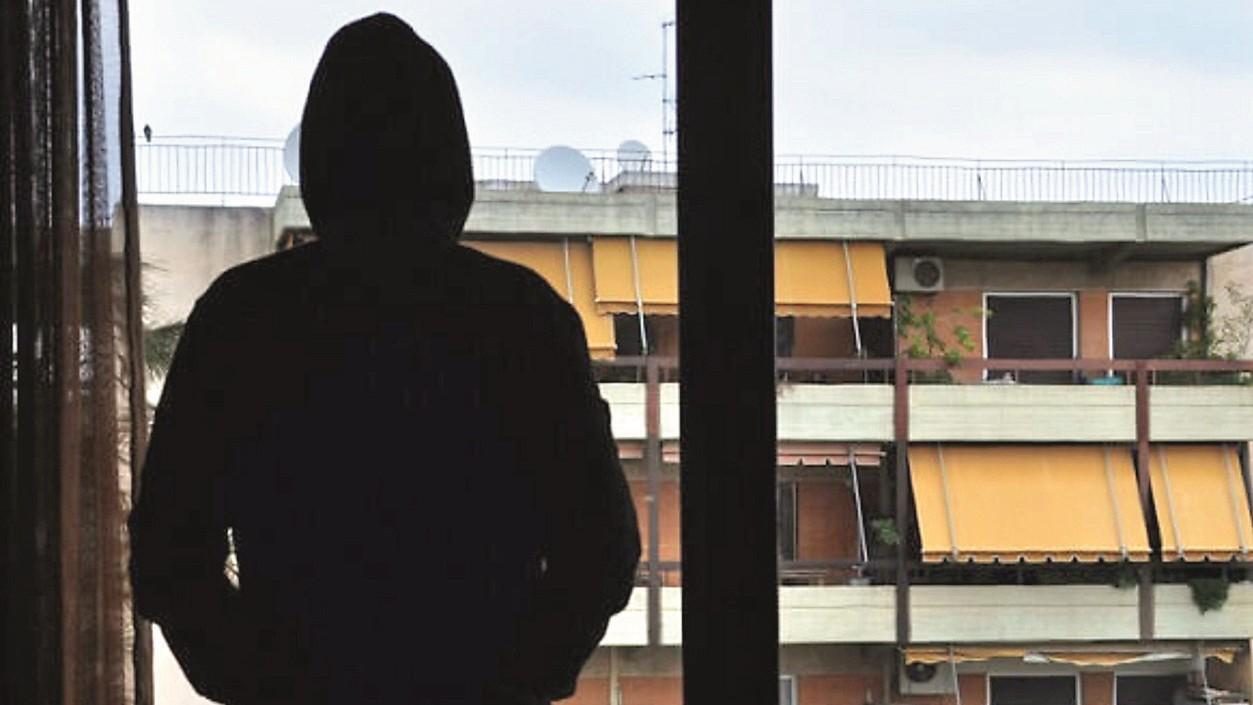 Interiora di pesce, sputi e urina dai balconi: dopo due anni di terrore in condominio arriva la sentenza – Cosa è successo