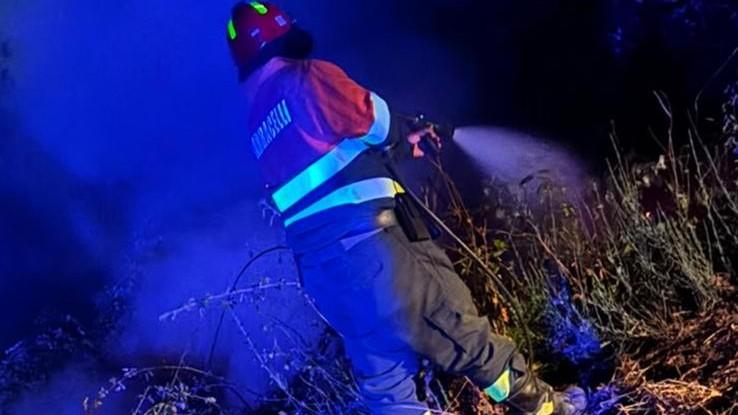 Paura a Sorso, un incendio minaccia supermercato e abitazioni: il video del rogo