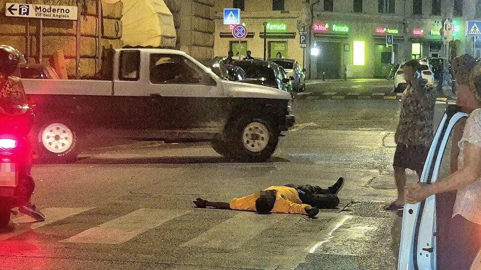 L’uomo disteso in strada tra piazza della Repubblica e via De Larderel (foto Luca Bernardini)