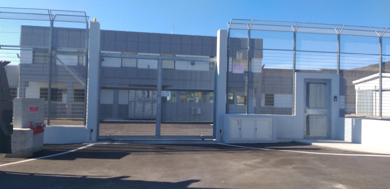 Nuovo incendio nel Cpr di Macomer, il Siulp: «I poliziotti non possono essere lasciati soli»