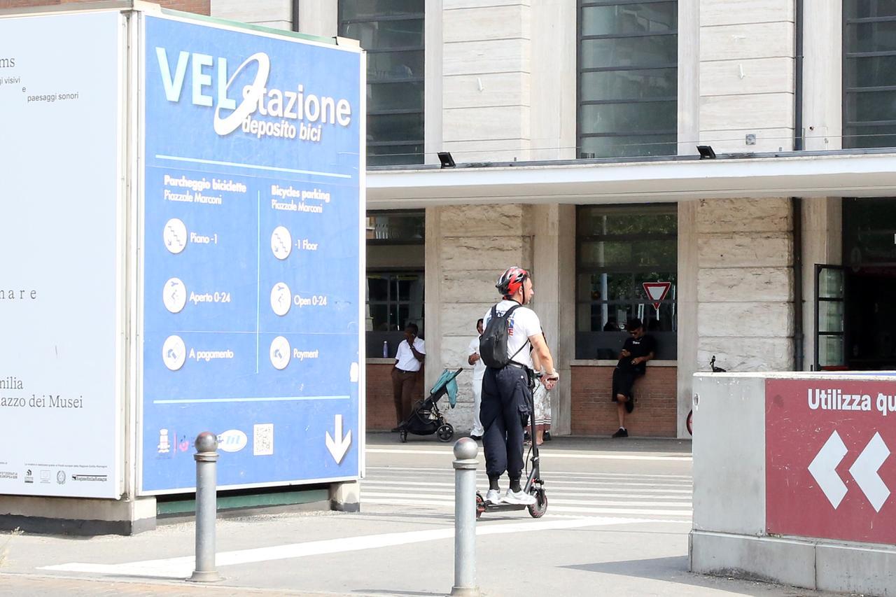 Monopattini, scatta l’obbligo di assicurazione. Ecco cosa cambia e la stretta del prefetto per i controlli