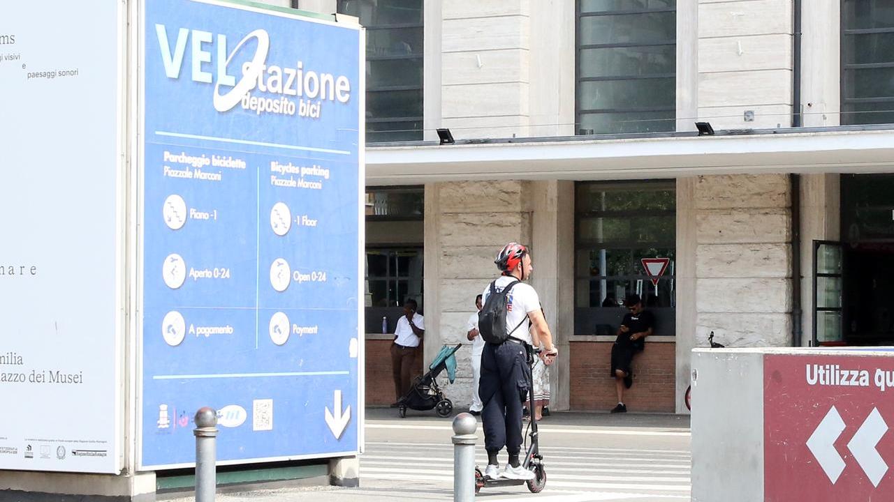 Monopattini, scatta l’obbligo di assicurazione. Ecco cosa cambia e la stretta del prefetto per i controlli