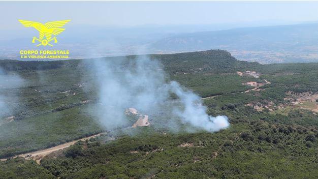 L’isola ancora nella morsa degli incendi, in azione nelle campagne due mezzi aerei e squadre da terra
