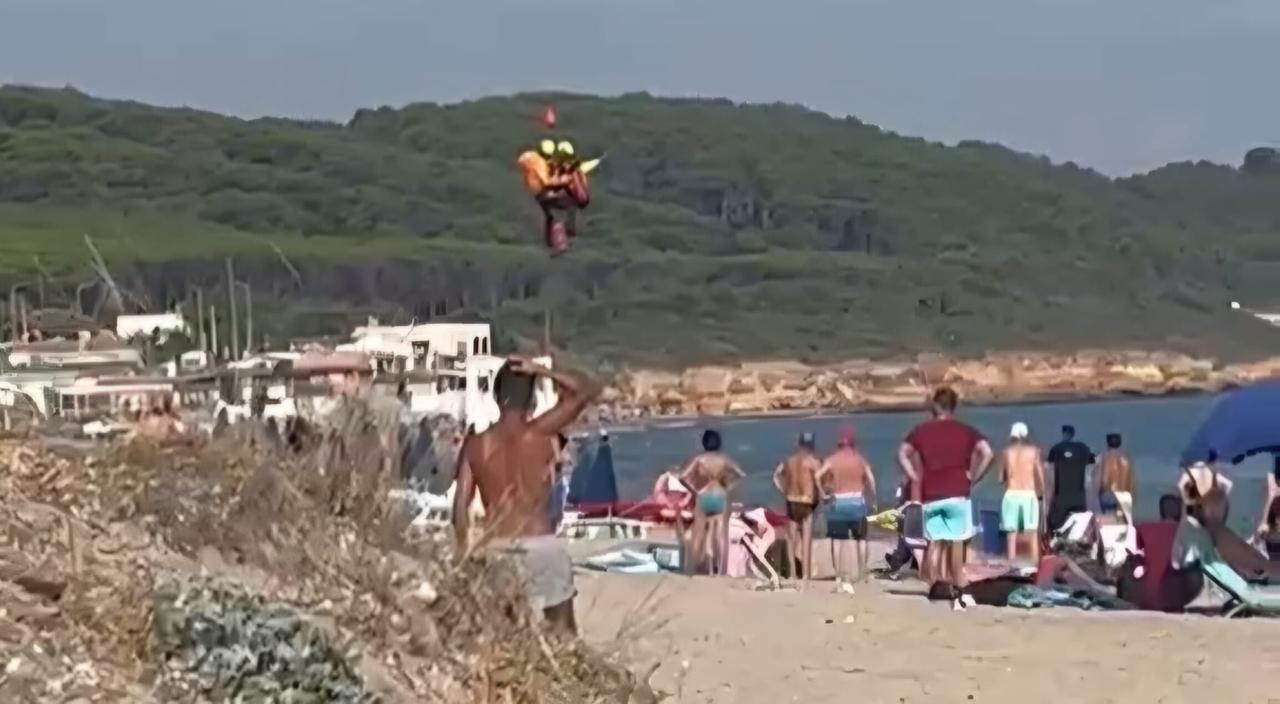 Dramma a Platamona, ha un malore e muore davanti ai figli: chi era la vittima