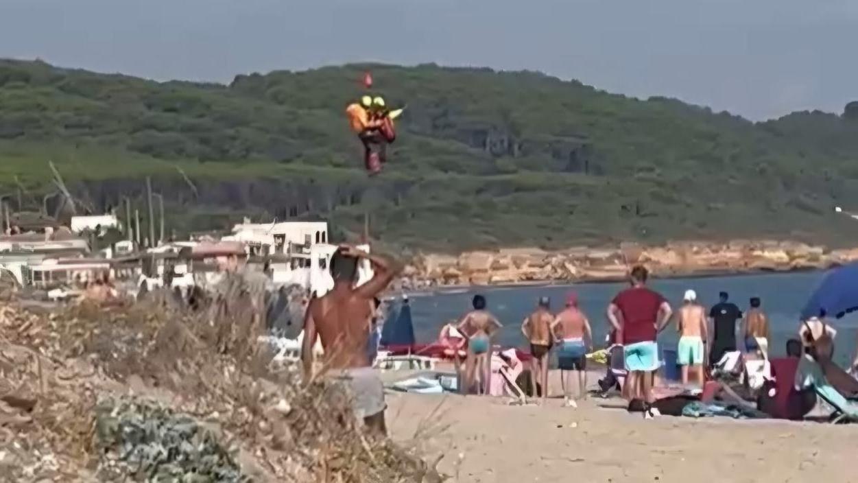 Dramma a Platamona, ha un malore e muore davanti ai figli: chi era la vittima