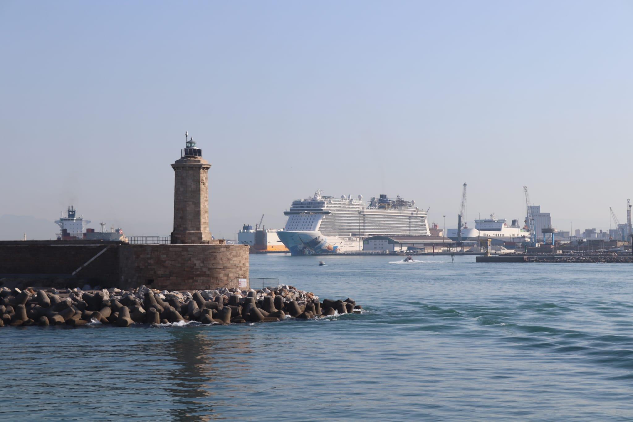 Una nave da crociera in porto a Livorno