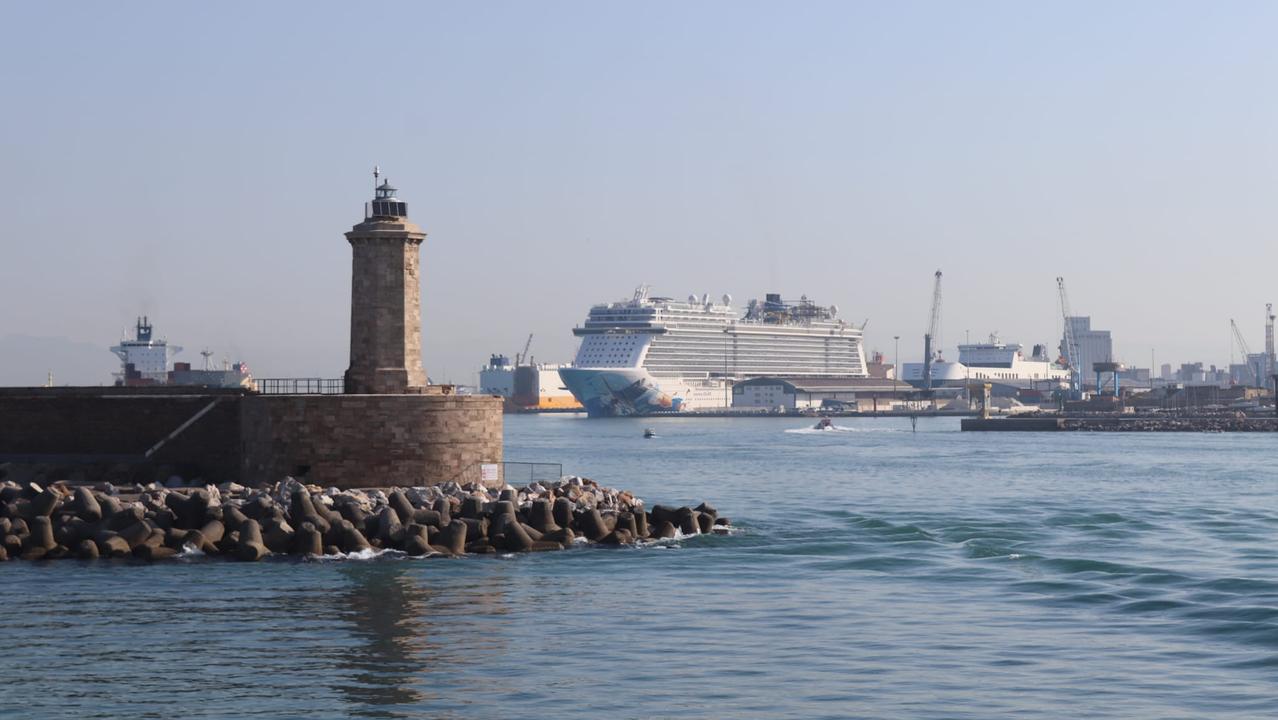 Una nave da crociera in porto a Livorno
