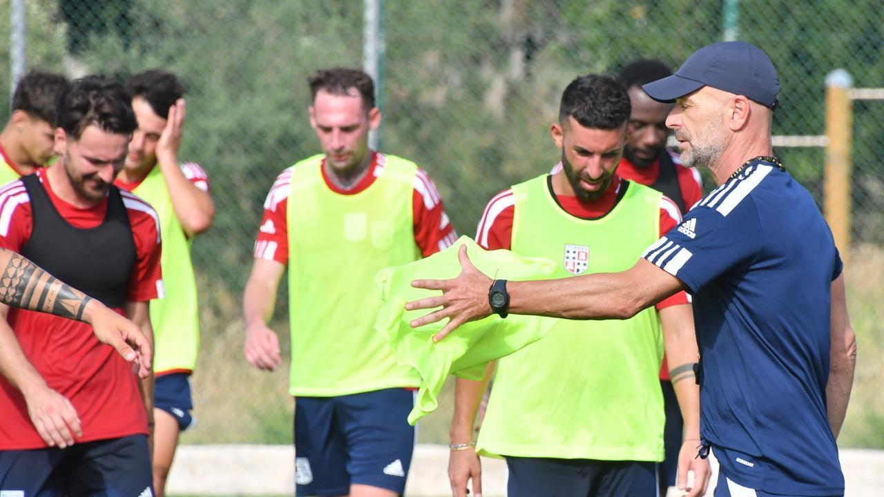 
	Alfonso Greco dirige il primo allenamento della Torres (foto di Mauro Chessa)

