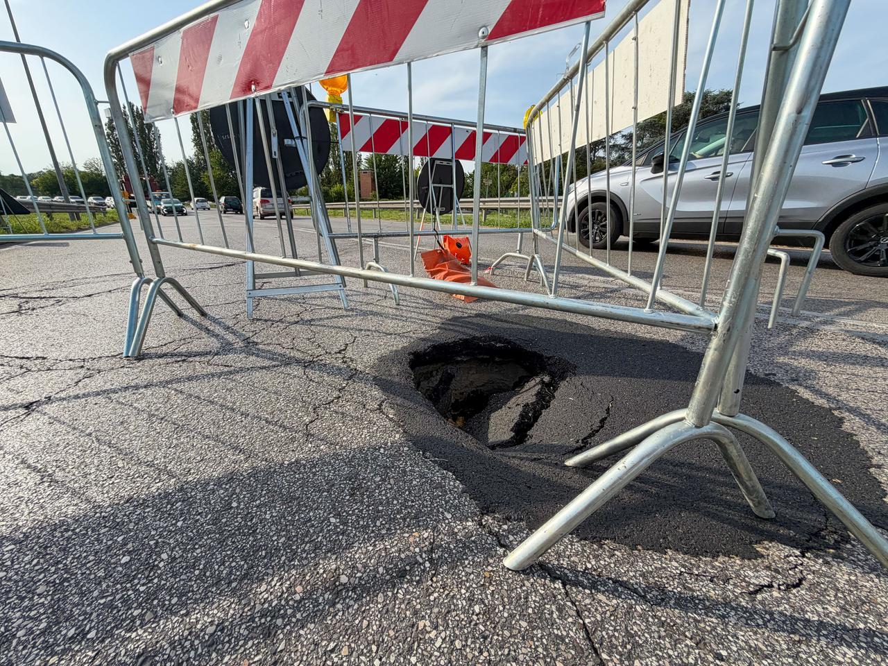 Voragine in via Bacchelli a Ferrara, chiusa la corsia verso Gramicia: come cambia la viabilità