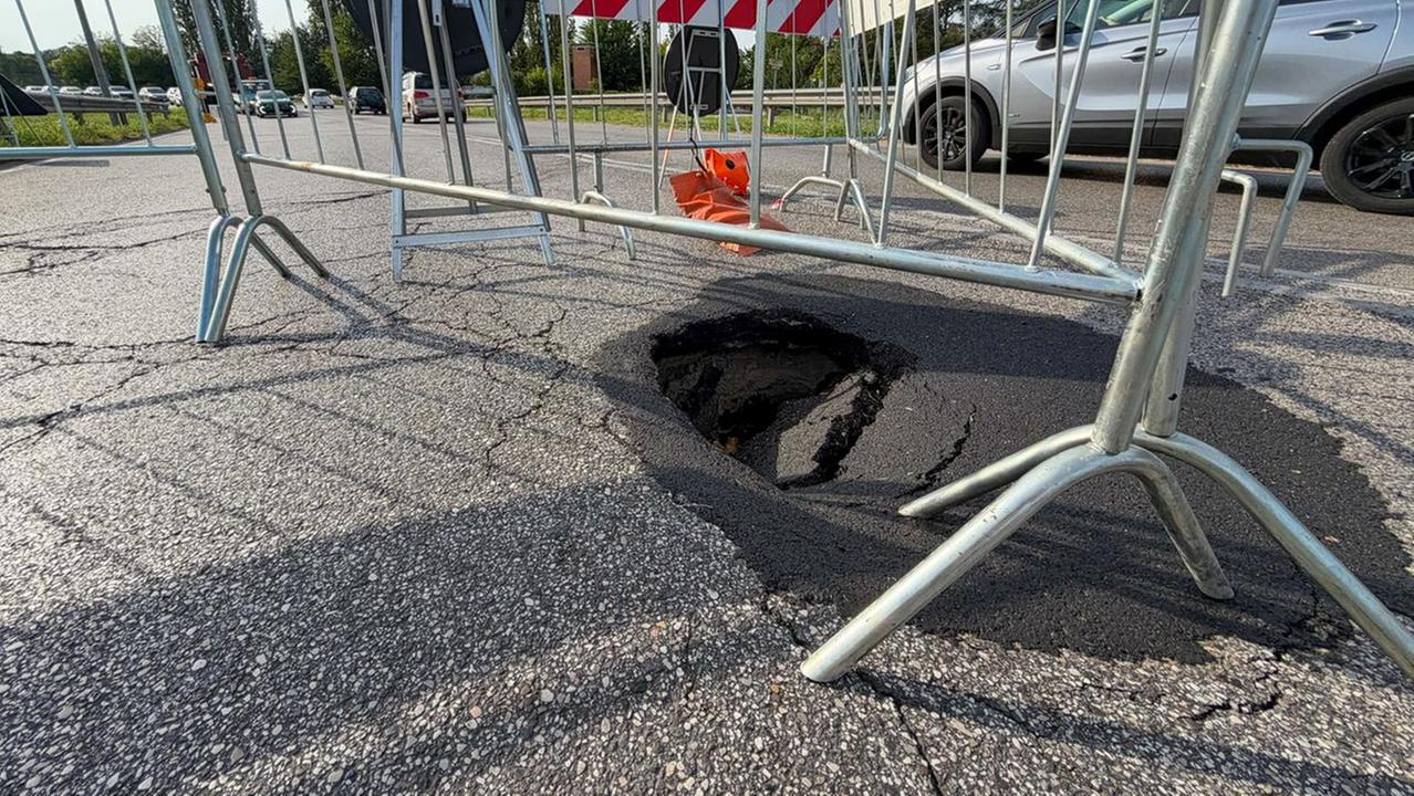 Voragine in via Bacchelli a Ferrara, chiusa la corsia verso Gramicia: come cambia la viabilità