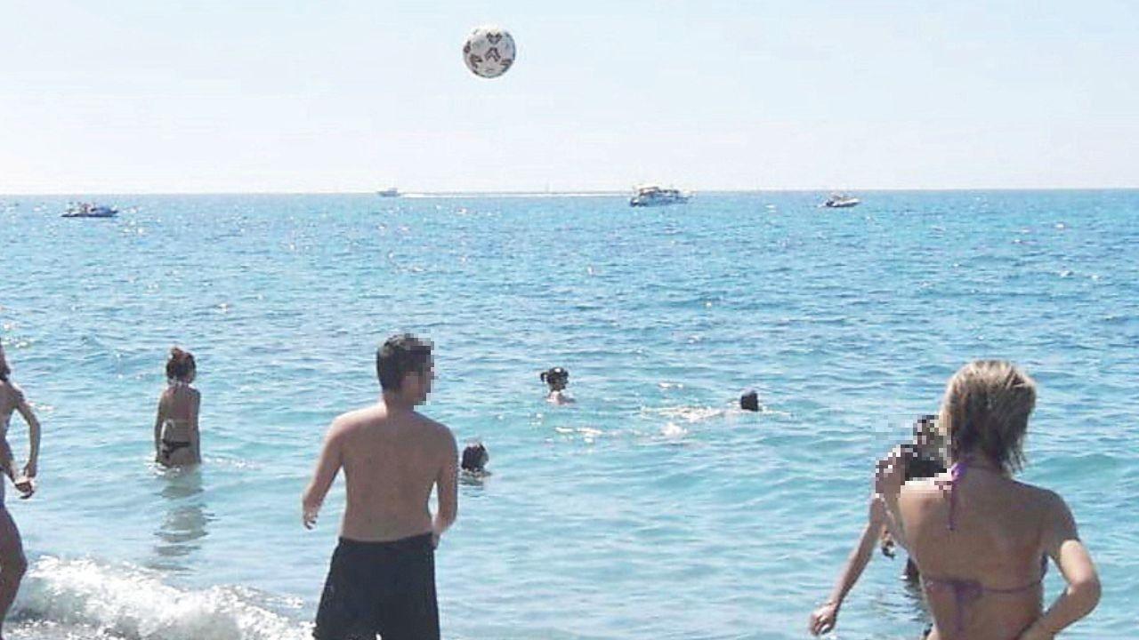Partite di pallone sul bagnasciuga, scoppia la protesta delle mamme: «Così si rischia di essere colpiti». Il caso di Carrara (e la proposta)