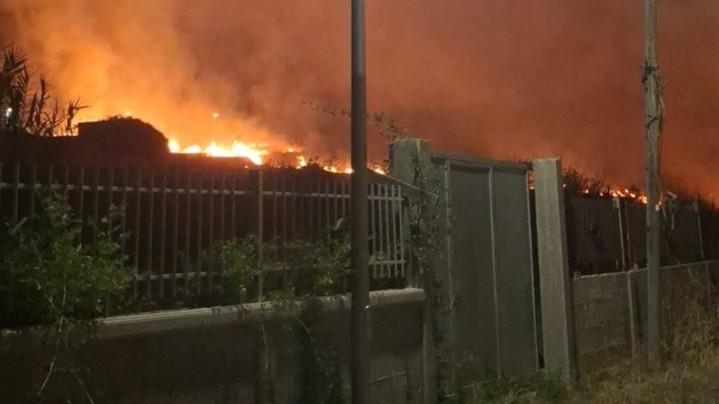 Paura nella notte, incendio doloso minaccia le abitazioni
