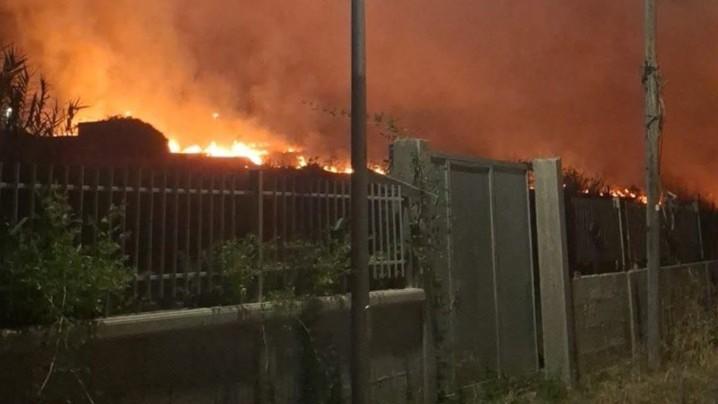 Paura nella notte, incendio doloso minaccia le abitazioni