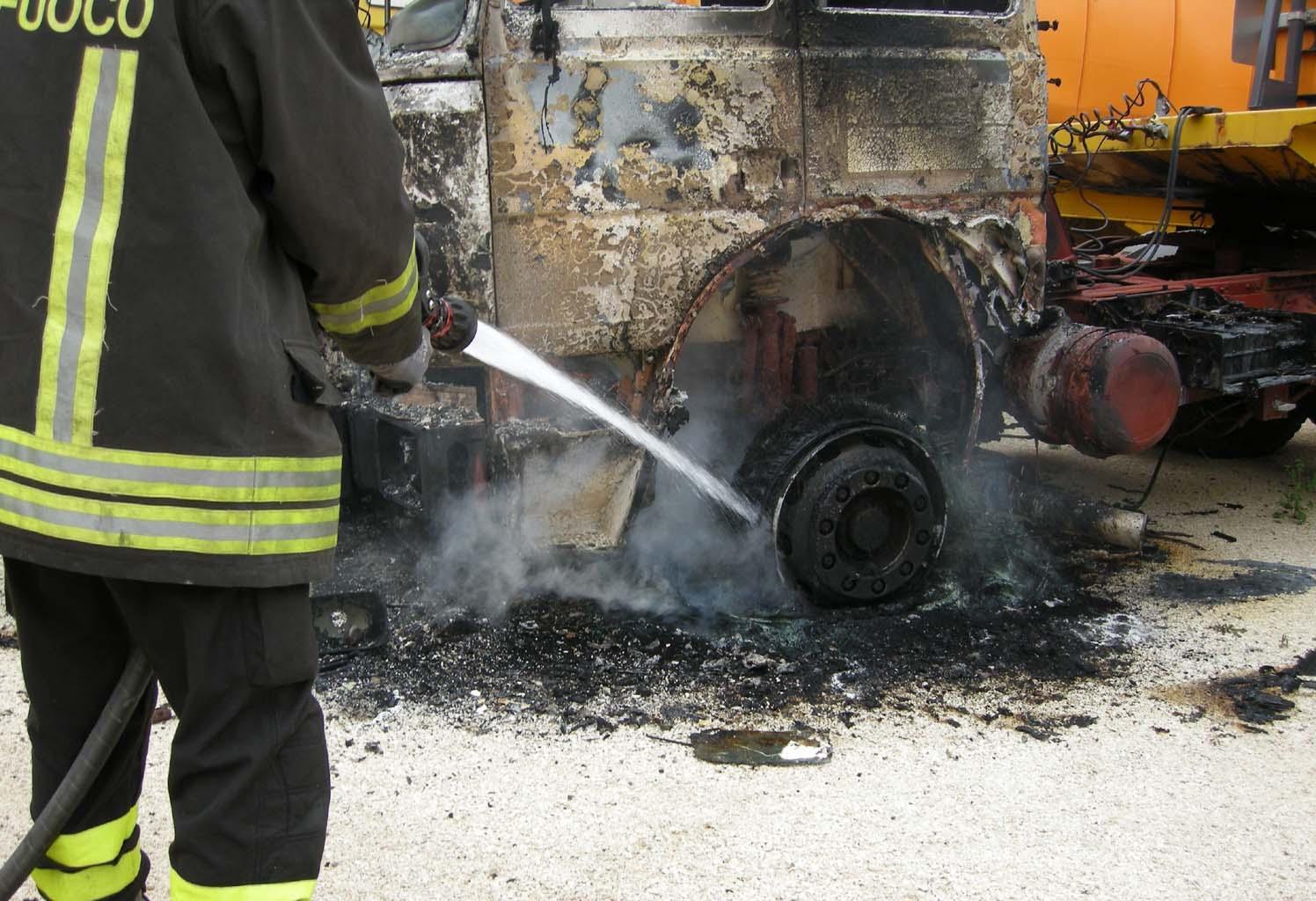 Vigili controllano l'incendio