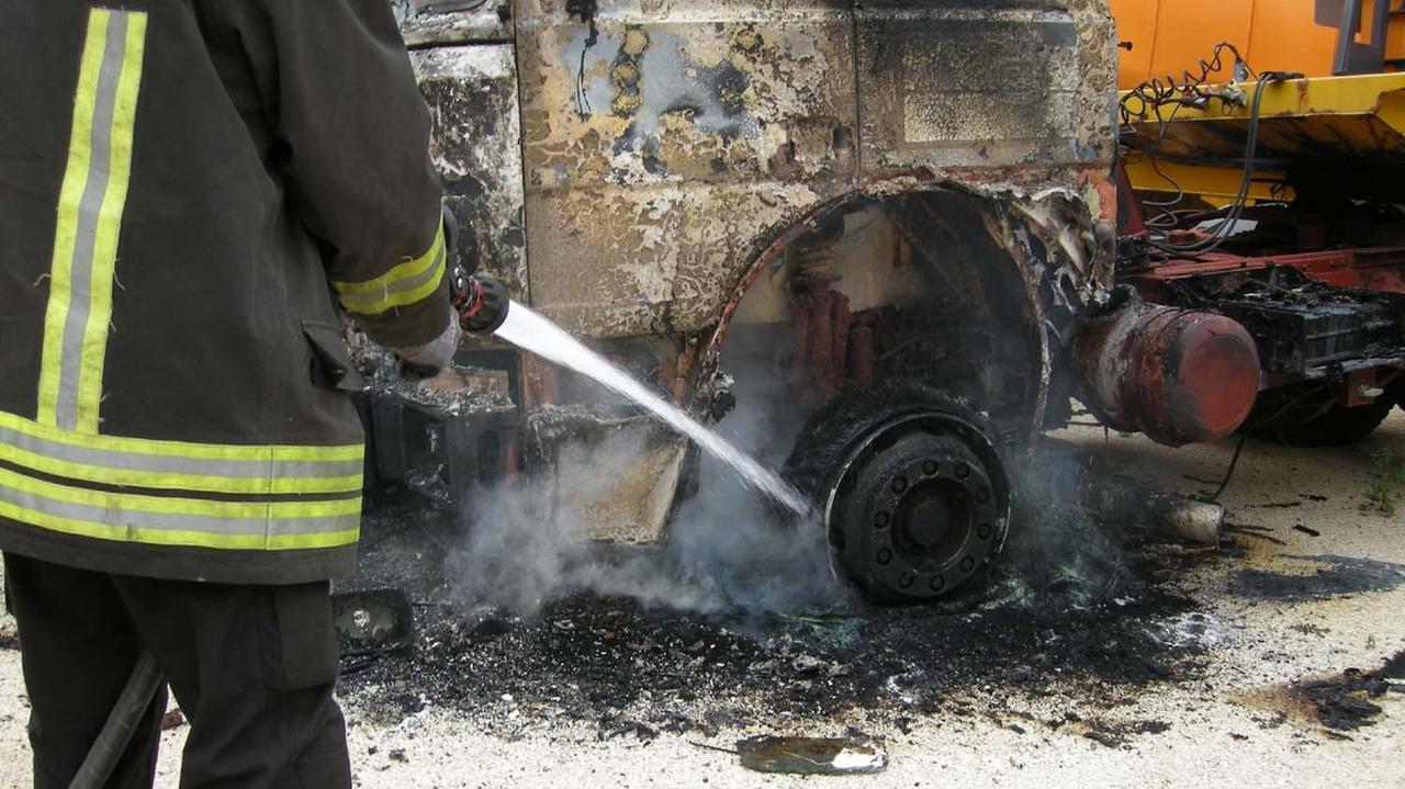 Vigili controllano l'incendio