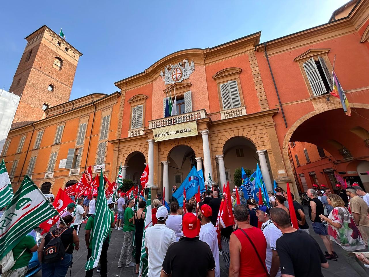 Crisi Realco, le voci dei lavoratori al presidio: «La situazione è disastrosa»