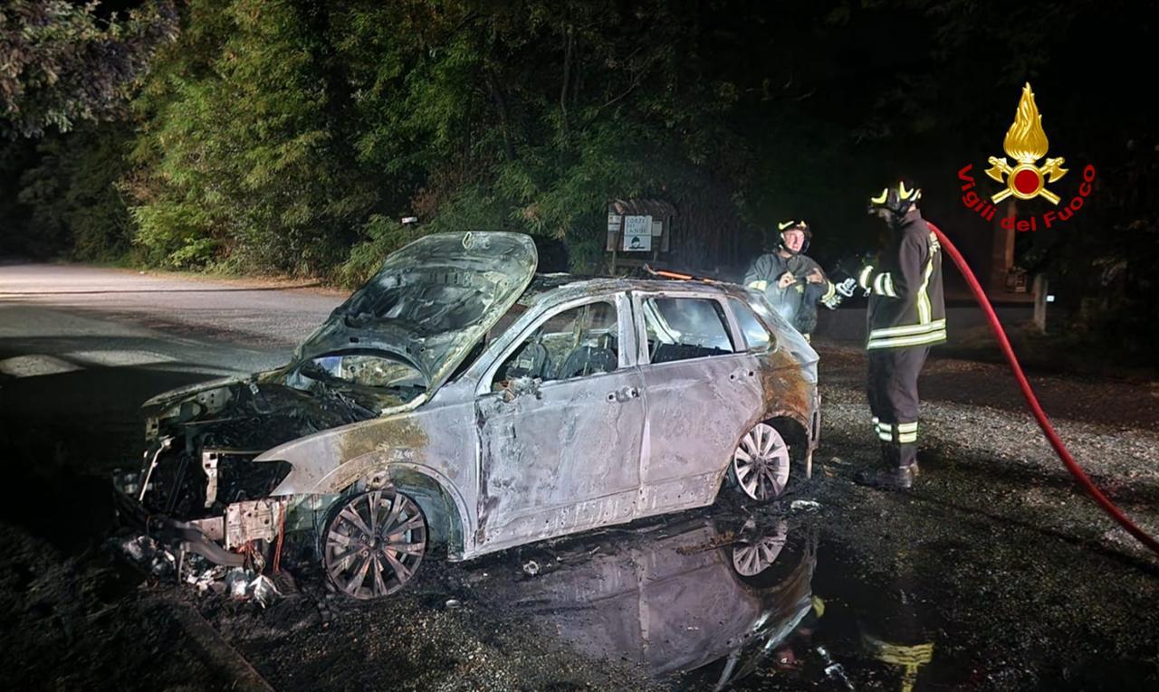 Auto in fiamme nella notte a Cadè, distrutto un Suv: si indaga per incendio doloso