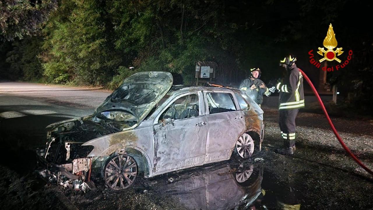 Auto in fiamme nella notte a Cadè, distrutto un Suv: si indaga per incendio doloso