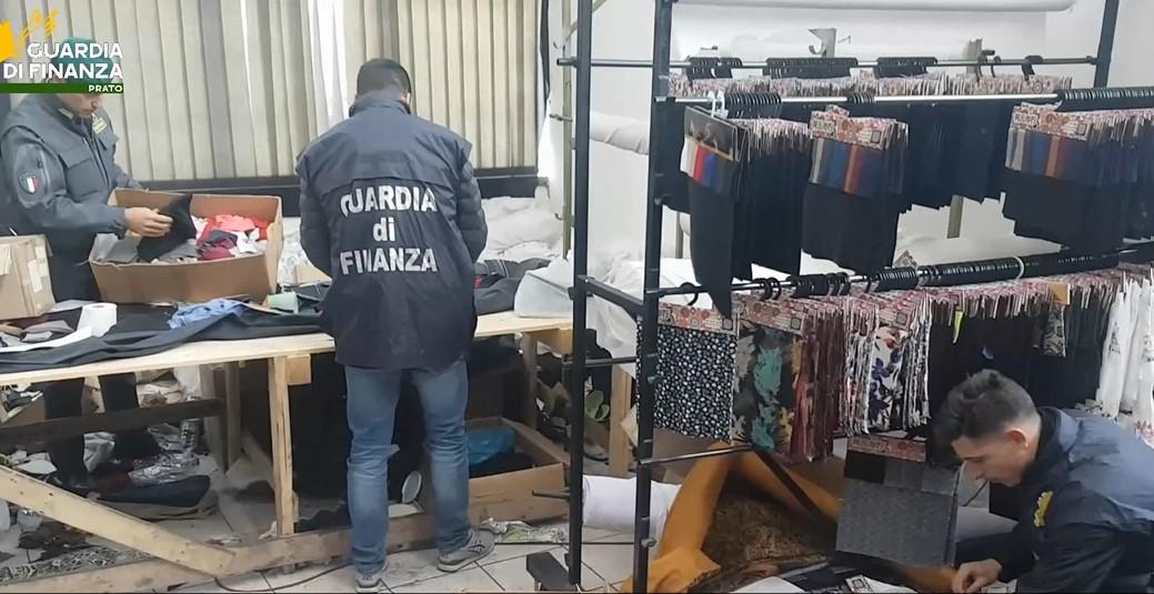 Prato, sfrutta i lavoratori, non paga le tasse e chiude gli operai in fabbrica: arrestato imprenditore