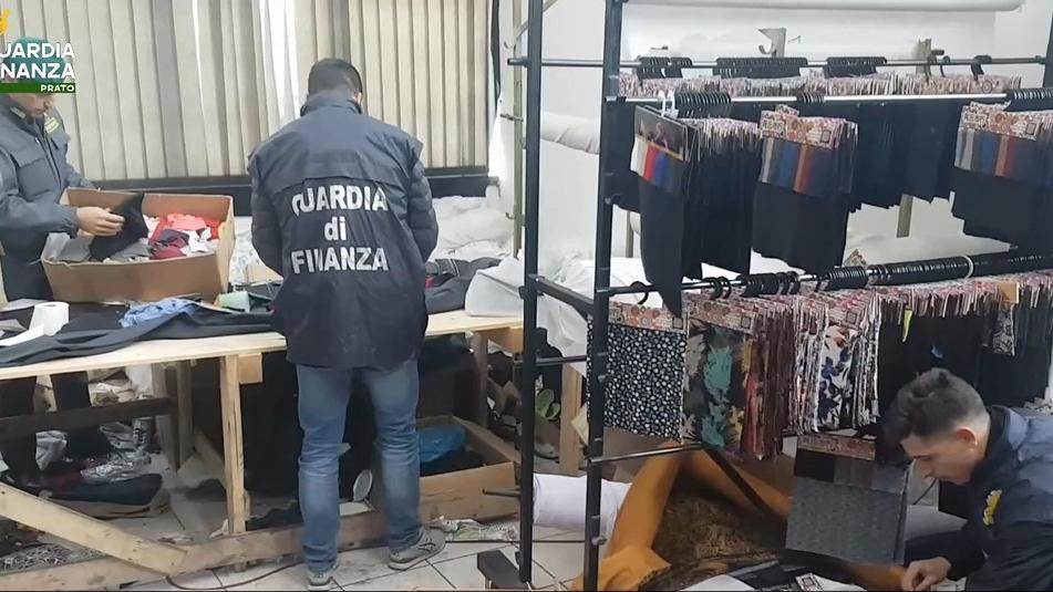 Prato, sfrutta i lavoratori, non paga le tasse e chiude gli operai in fabbrica: arrestato imprenditore