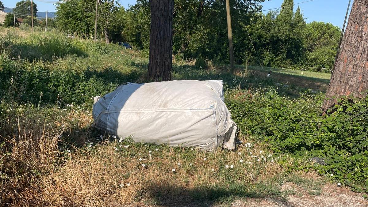 Uno dei sacchi contenenti amianto