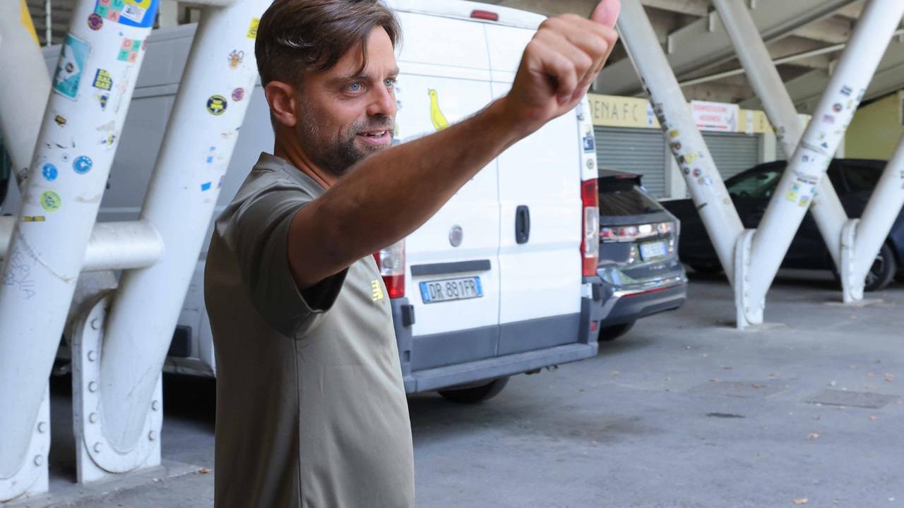 Daniele Galloppa saluta i tifosi a due passi dal Braglia