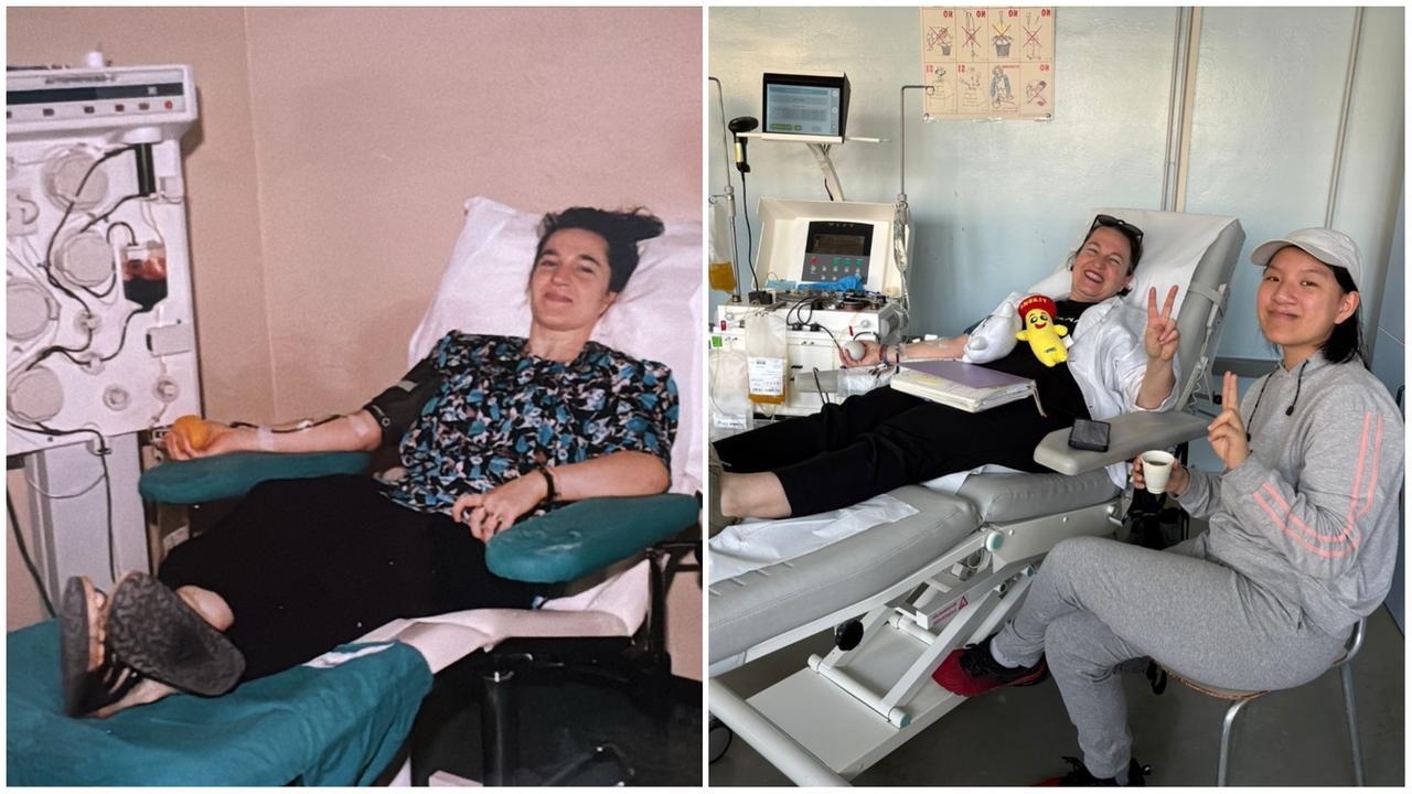 A sinistra la prima donazione fatta all'età di 34 anni, a destra la 100esima insieme alla figlia