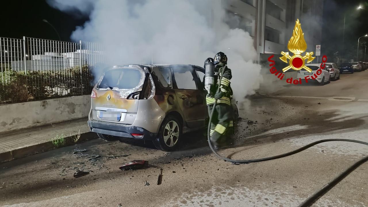 Sassari, allarme nella notte: un’auto è stata distrutta dalle fiamme, probabile l’origine dolosa