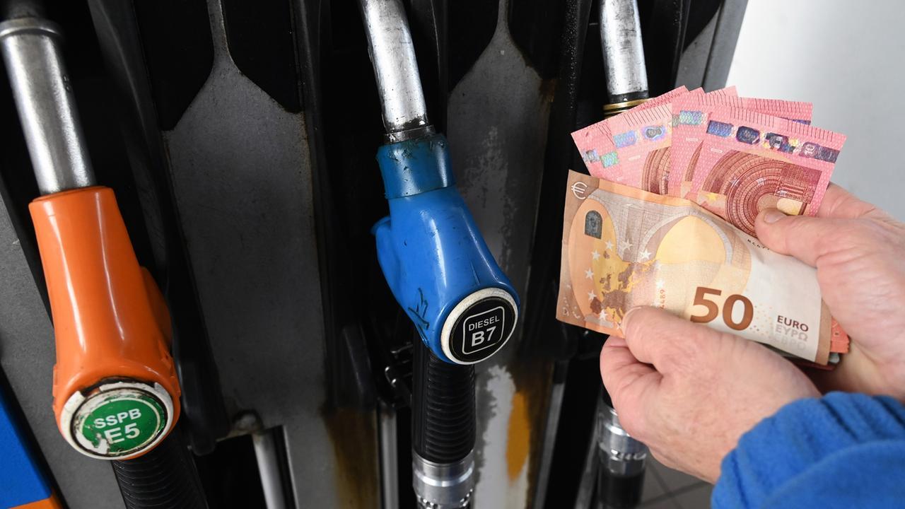 Carburanti, i prezzi di diesel e benzina continuano a salire – Le tariffe