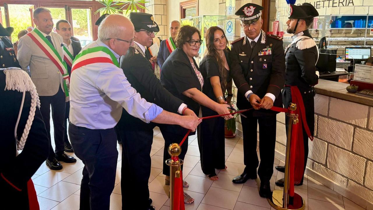 L’arte si schiera contro la violenza, inaugurata la mostra organizzata dai Carbinieri: i dettagli