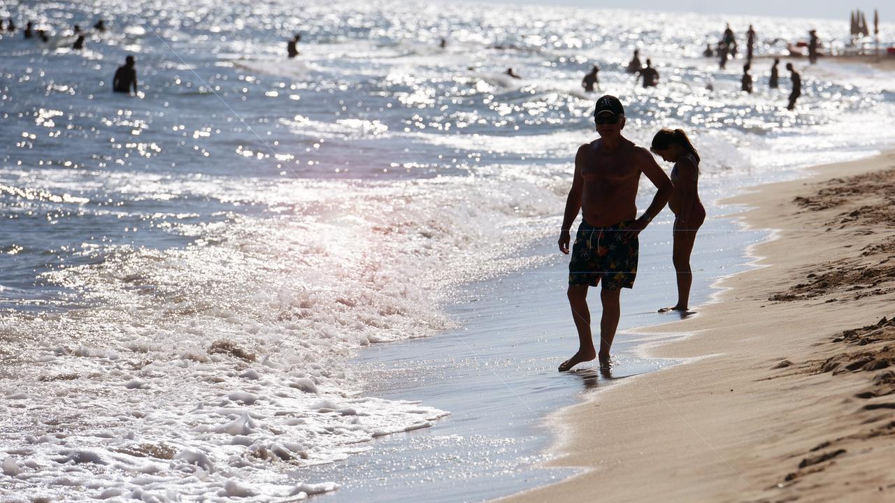 Estate in Sardegna, dal divieto del costume da bagno ai mozziconi: scattano i nuovi divieti sui litorali, multe fino a 3mila euro