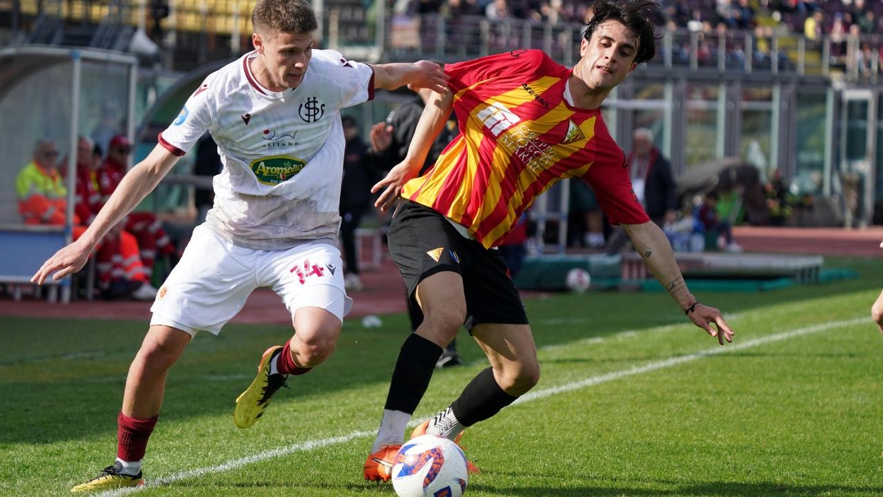 
	A sinistra Bacciardi con la maglia del Livorno (Foto Stick)


