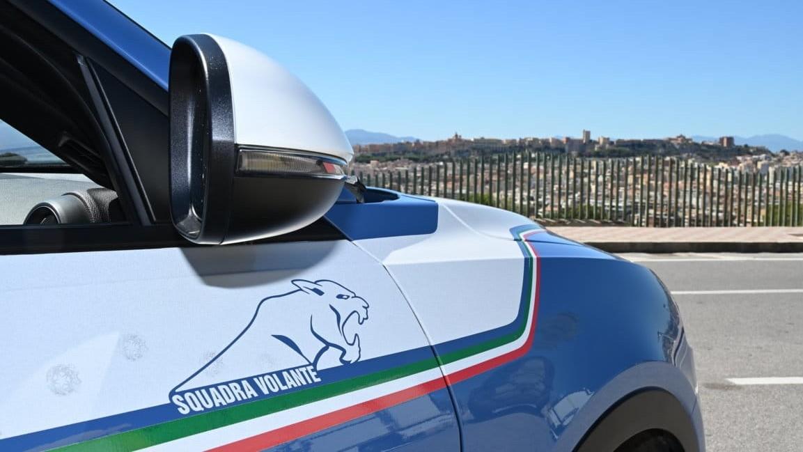 Vede una volante, scappa e si barrica in casa: con sé aveva sette dosi di cocaina