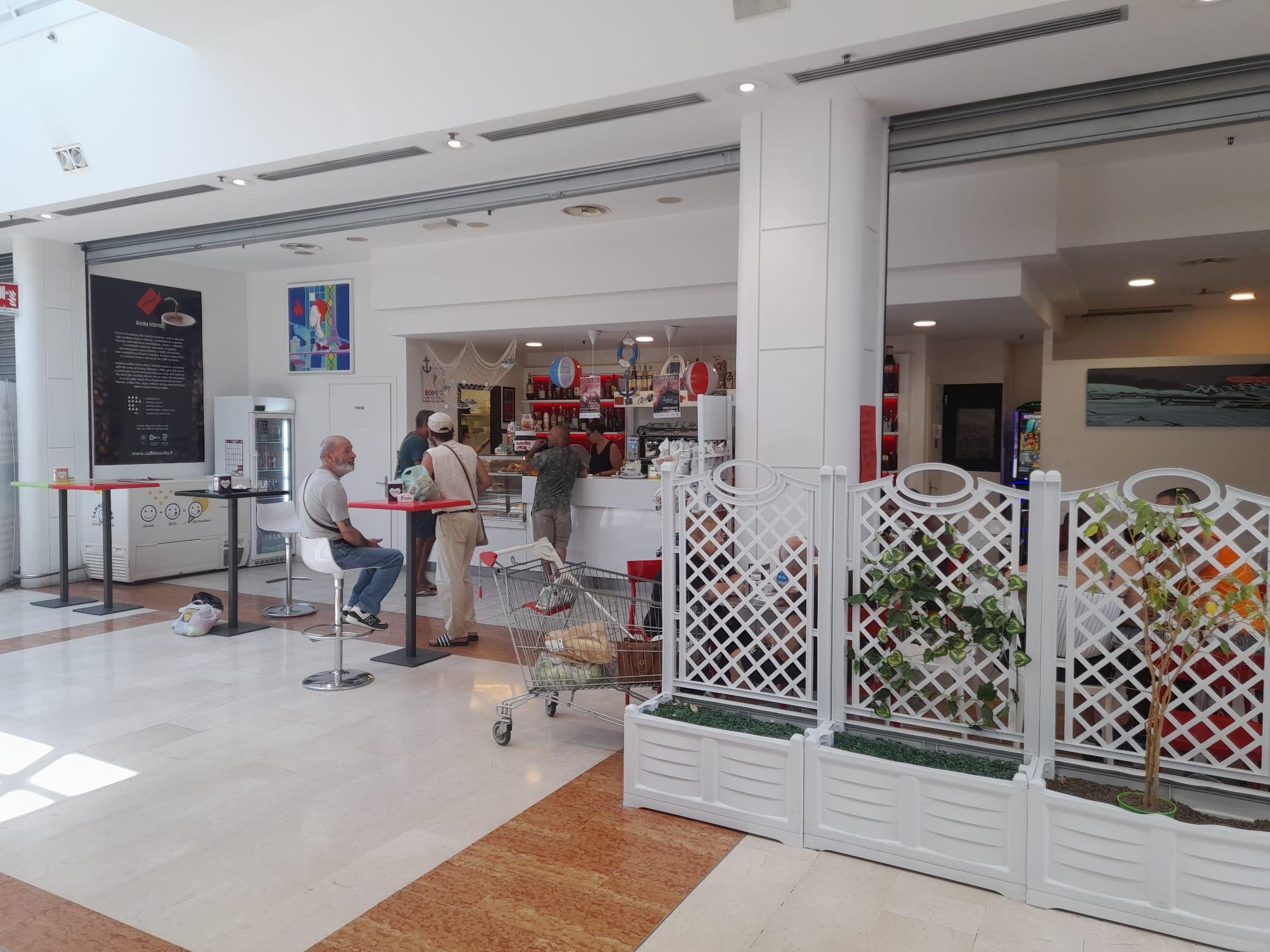 Il bar interno alla Pam di piazza Saragat