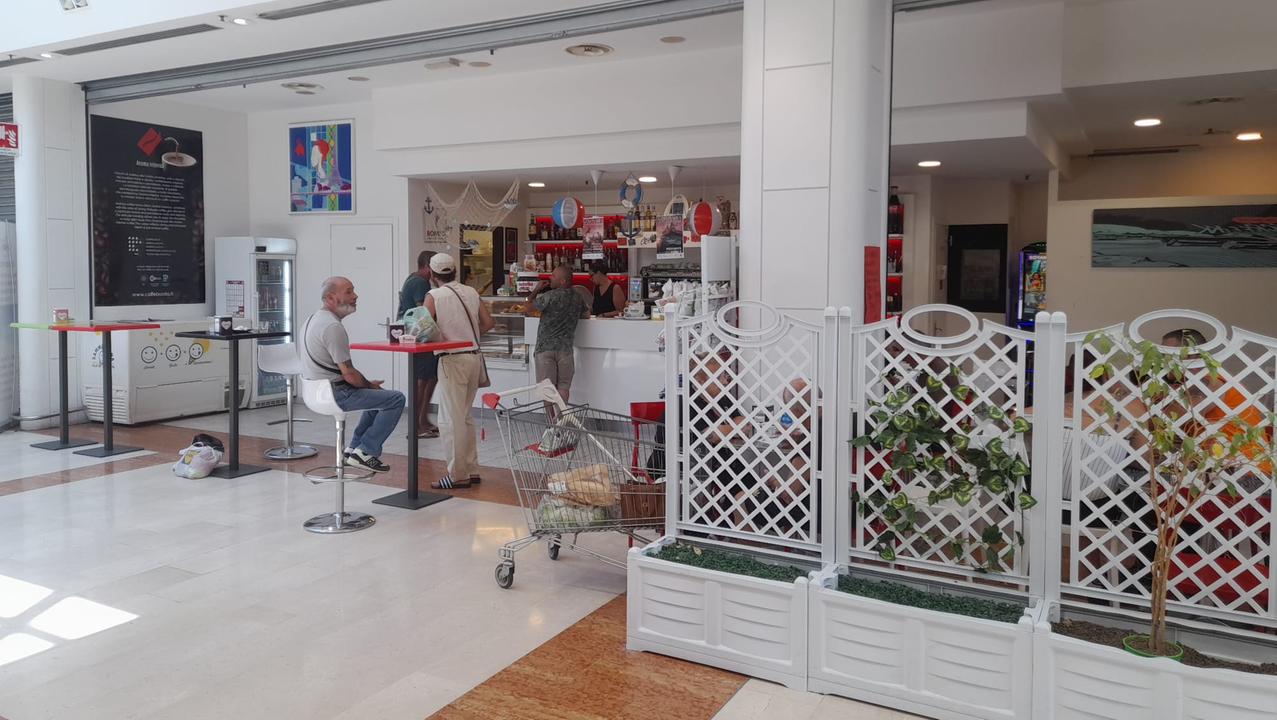 Il bar interno alla Pam di piazza Saragat