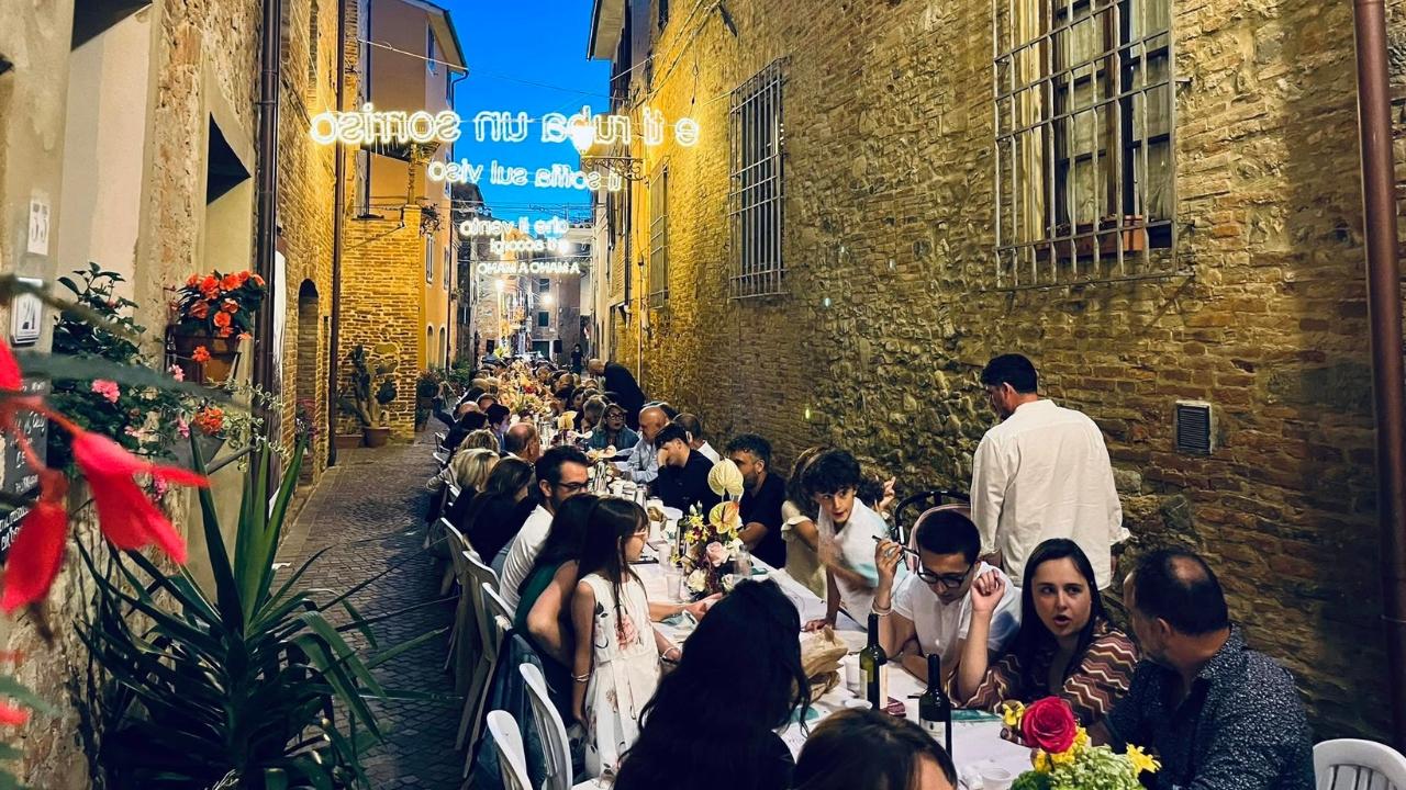 
	La cena nel borgo di Terricciola (Foto: Comune di Terricciola)&nbsp;

