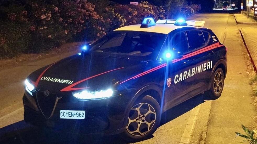 Colpisce i carabinieri durante un controllo: arrestato