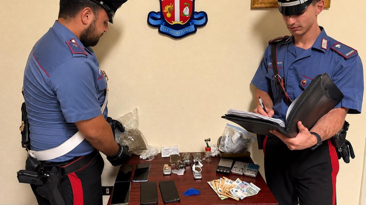 Avevano marijuana, cocaina, eroina e hascisc: un uomo e una donna arrestati per spaccio