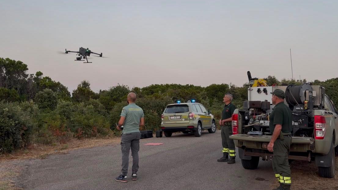 L’incendio non si spegne, droni in volo per individuare i focolai nascosti: spenti 15 roghi invisibili da terra