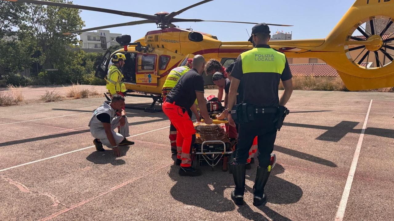 Alghero, colta da un malore mentre passeggia in centro: donna sviene e sbatte la testa