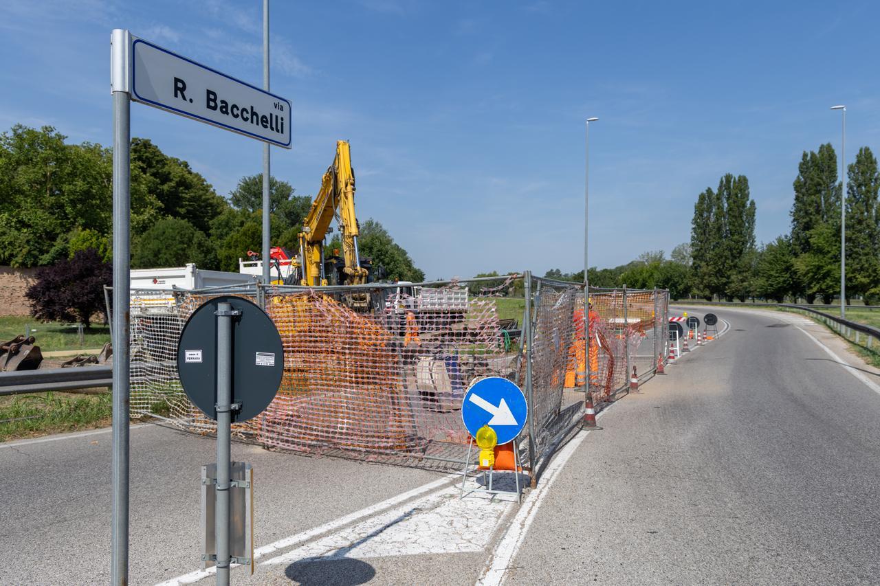 Voragine in via Bacchelli a Ferrara: chiusa la strada in entrambe le direzioni: quando riaprirà