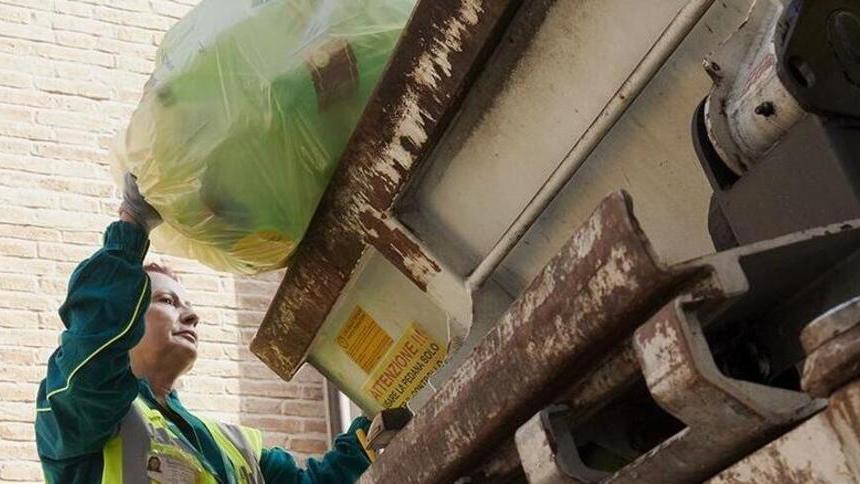 Bollette rifiuti più care per tutti: scoppia la rivolta delle imprese