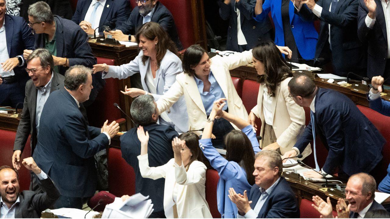 Esultanza delle opposizioni