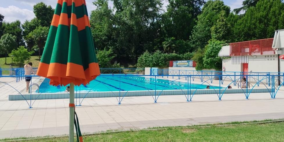 Piscina di Spezzano, scacco ai furbetti degli ingressi: «Un piano per incastrare chi non paga»