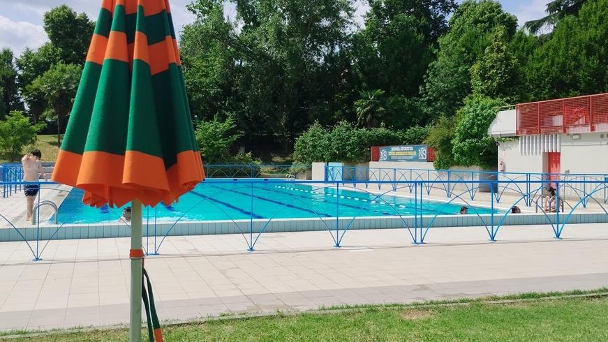 Piscina di Spezzano, scacco ai furbetti degli ingressi: «Un piano per incastrare chi non paga»