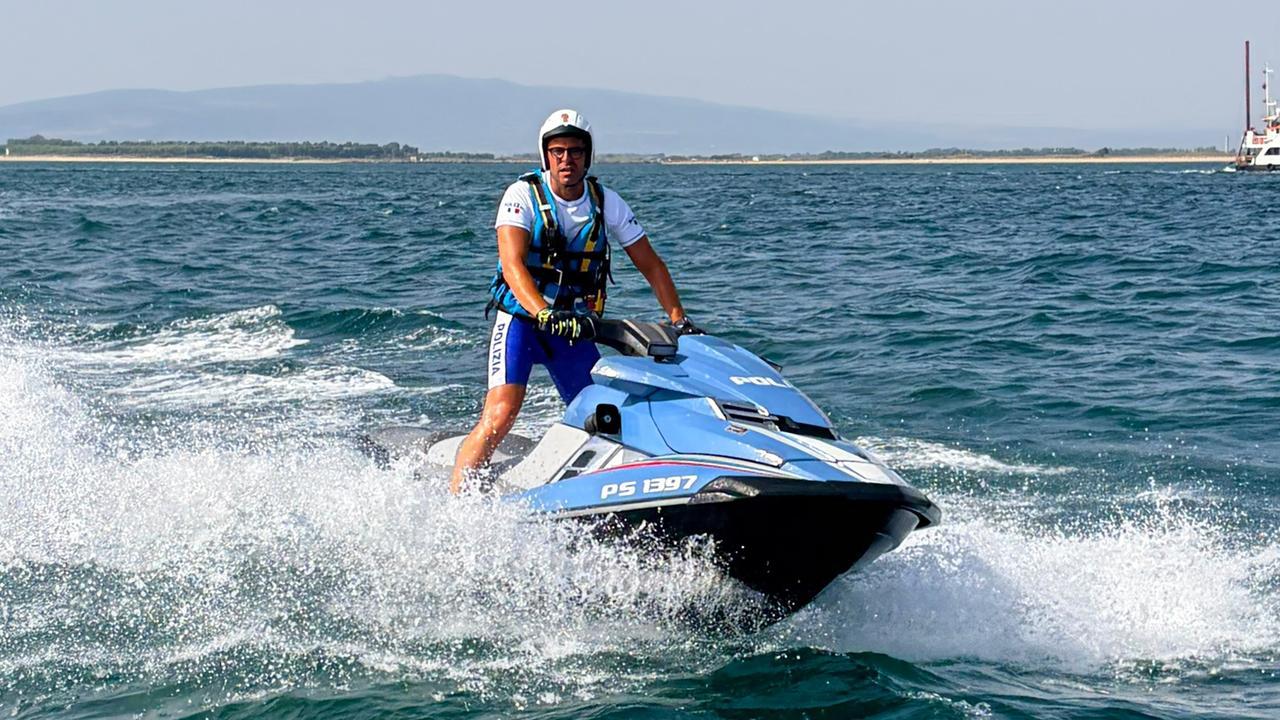 Ha salvato un anziano in mare, ecco chi è il poliziotto eroe